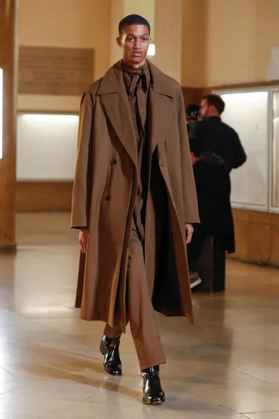 Look 16